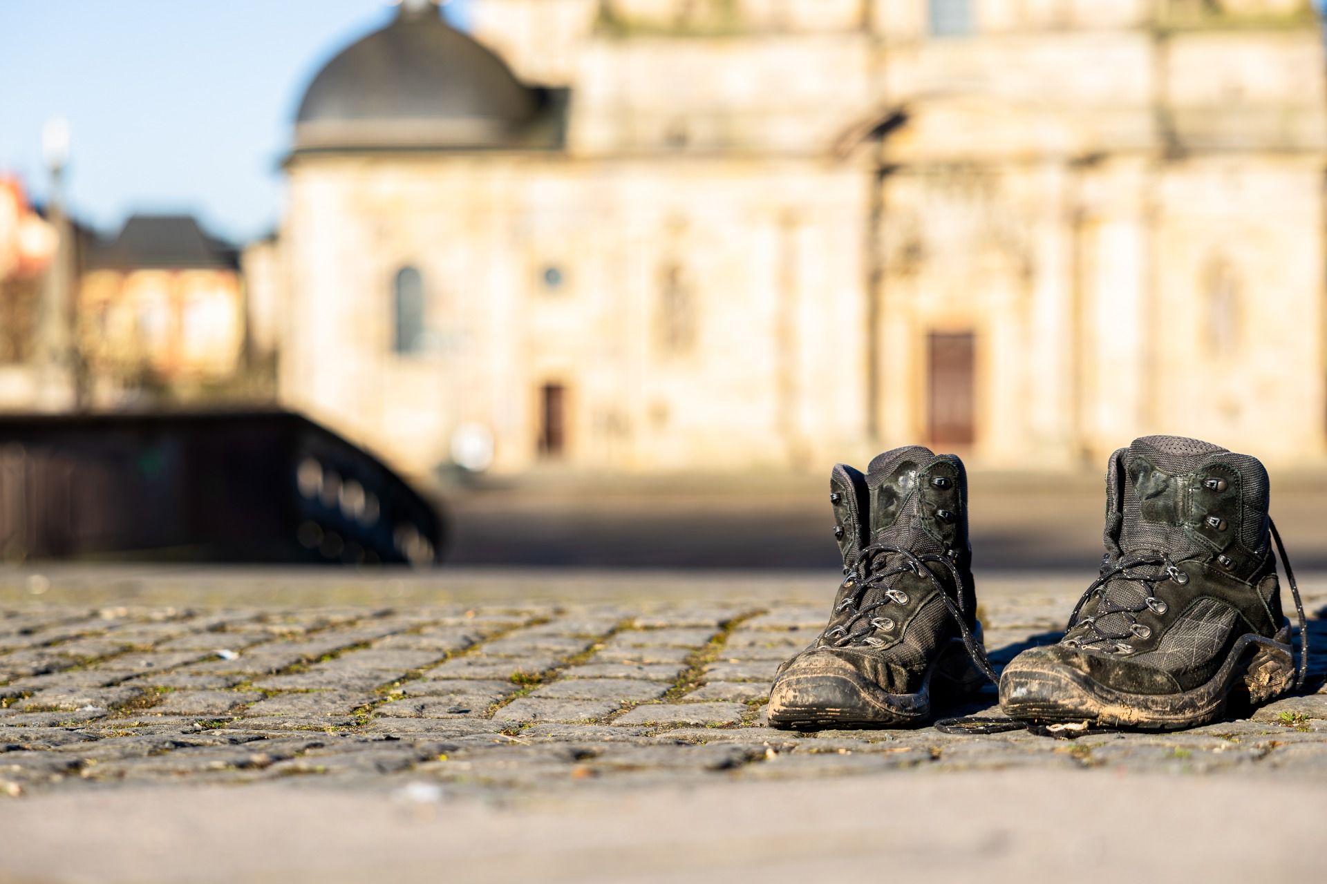 Schuhe als Symbol für den Glaubensweg: Bischof Dr. Michael Gerber ruft in seinem Hirtenwort zur Fastenzeit 2025 dazu auf, das Profil des eigenen Glaubens zu überprüfen und zu stärken.